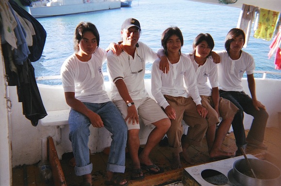 大陸羌族小孩為台灣籍的遠洋船抓魚