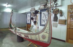 民宿內展示的蘭嶼拼板舟